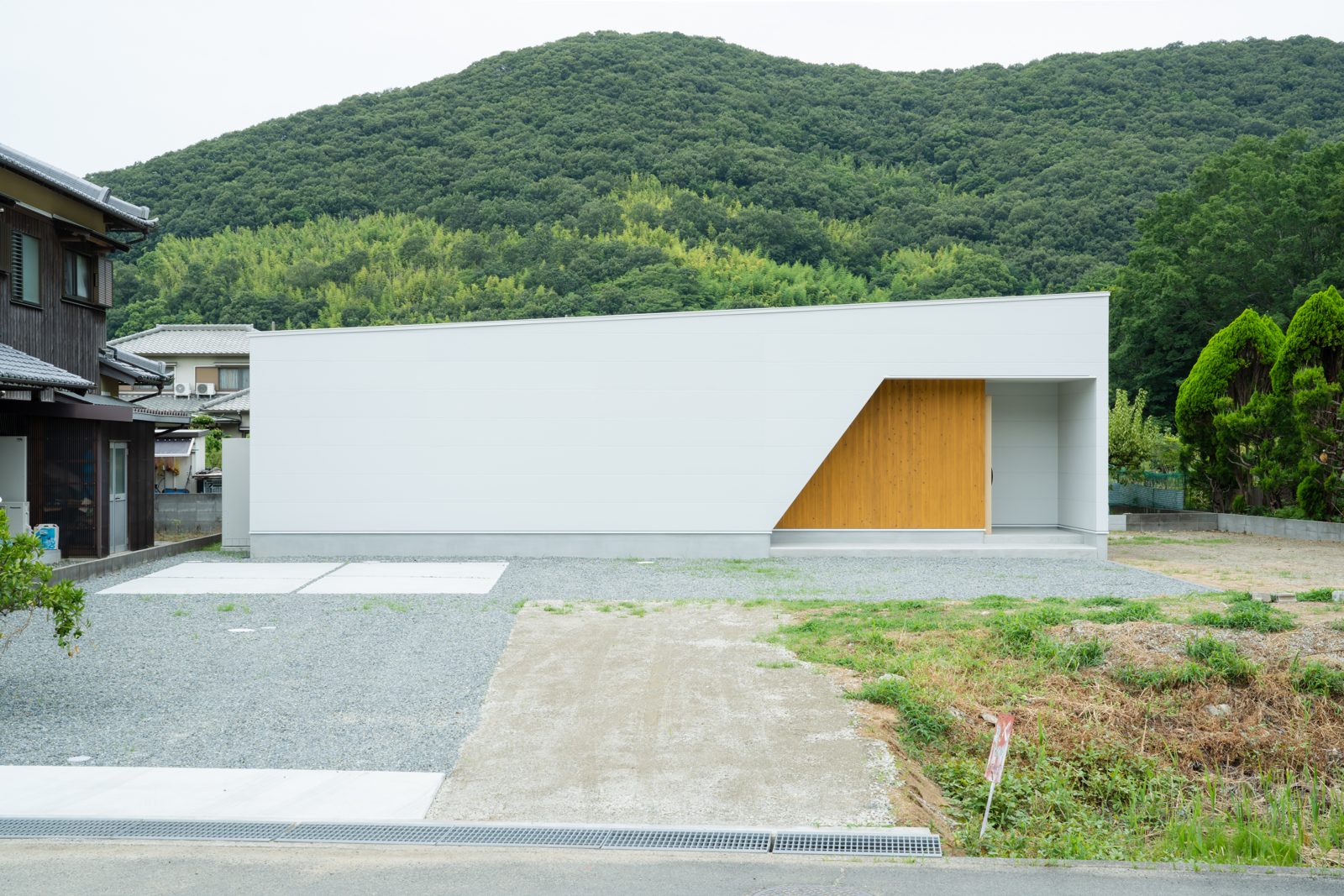 山並みを背にした白い平屋の外観|SIMPLE NOTE 他エリアの施工例