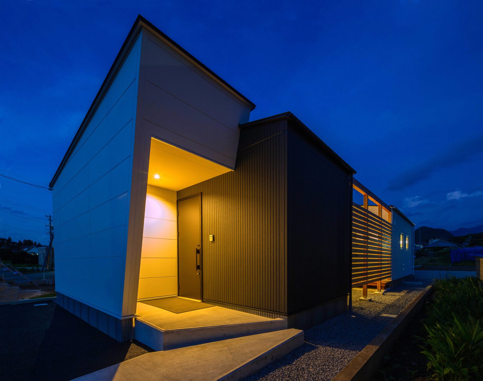 夕暮れに玄関の明かりが灯る平屋の外観｜SIMPLE NOTE 他エリアの施工例