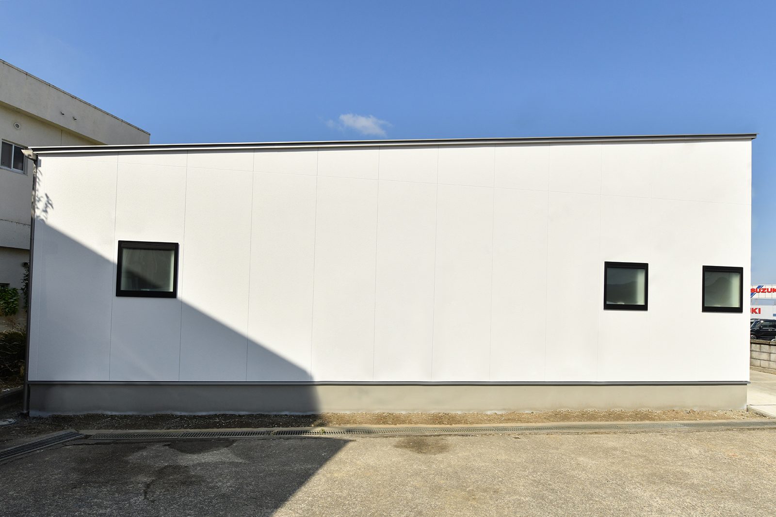 横に長く伸びる平屋の外観｜SIMPLE NOTE 他エリアの施工例